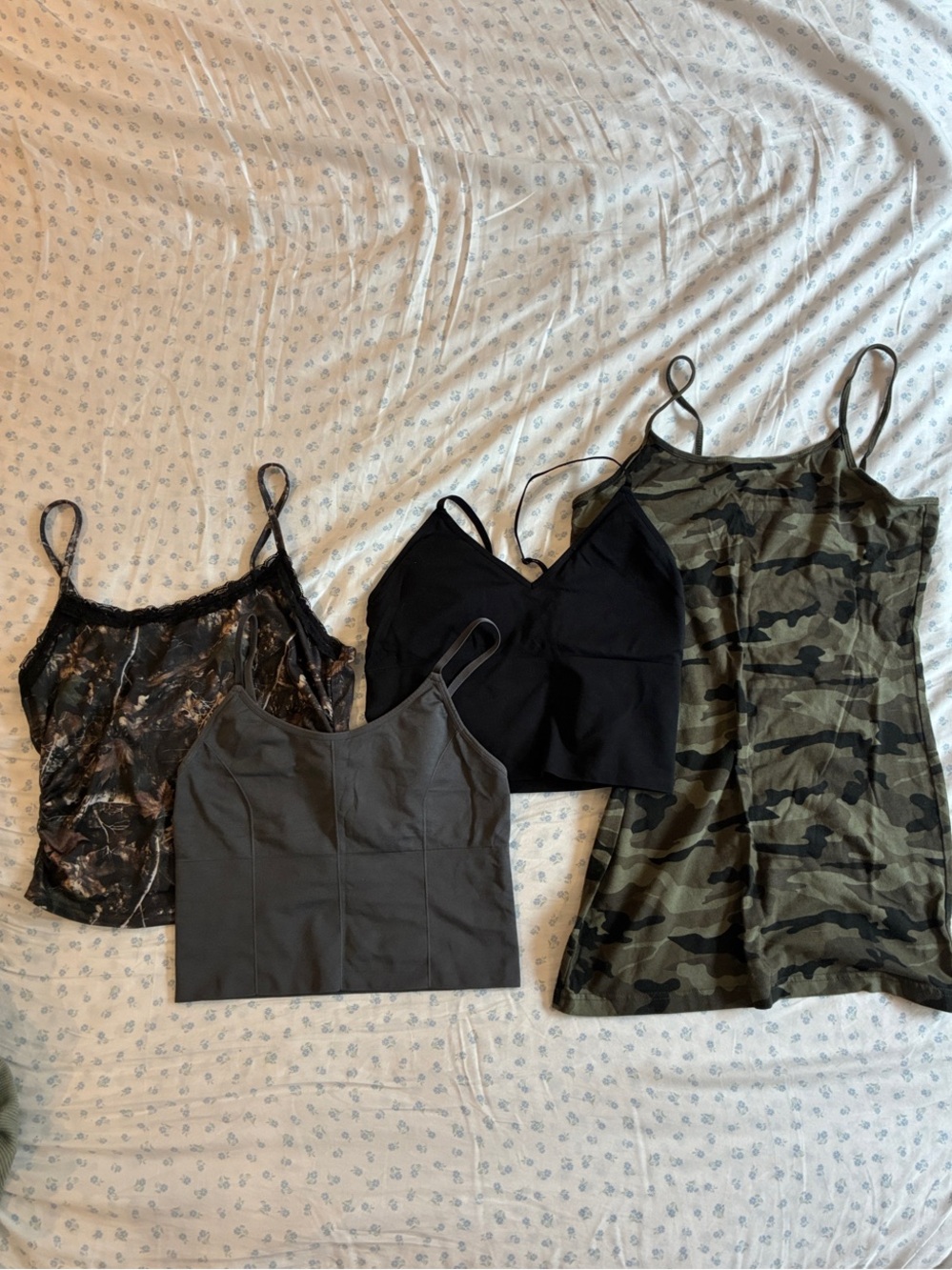 Bundle of 4 small tops